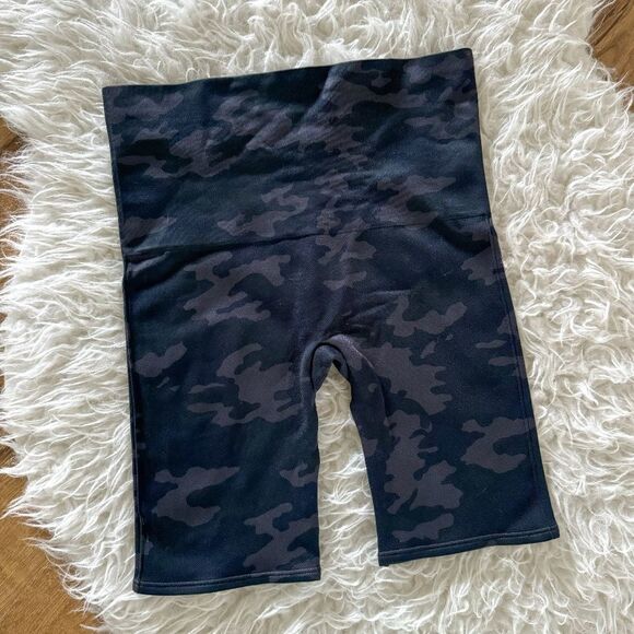 SPANX Look at Me Now Seamless Bike Shorts - Black Camp | Size M - Picture 3 of 7